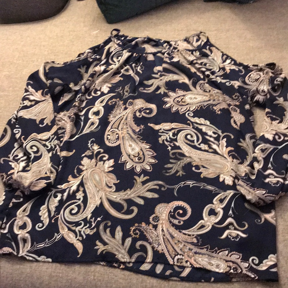 A little blouse to expose the shoulder